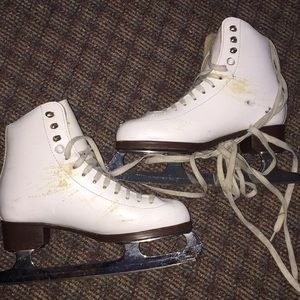 Figure skates for beginners in single jumps